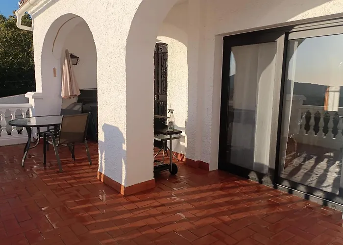 Luxury With 3 Bedrooms Apartment *