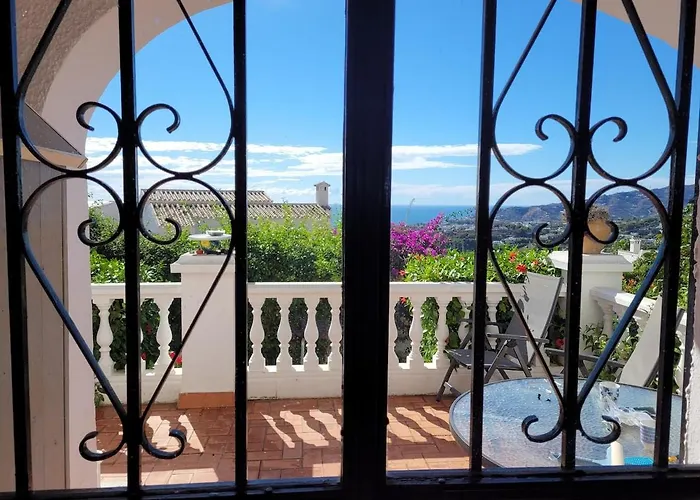 Luxury With 3 Bedrooms *